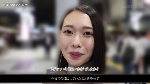 坐姿 · 专业 · 中景 · 诊室 · 听诊器 · 掀起上衣 · 白大褂与常服 · 医生角色扮演