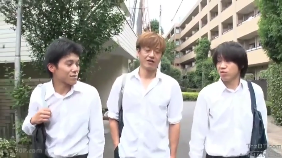 交谈 · 自然 · 白色衬衫 · 半身 · 多人 · 行走 · 户外街道 · 单肩包