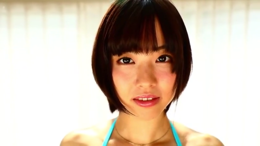 室内 · 平静 · 项链 · 面部特写 · 正坐 · 注视 · 特写 · 蓝色比基尼