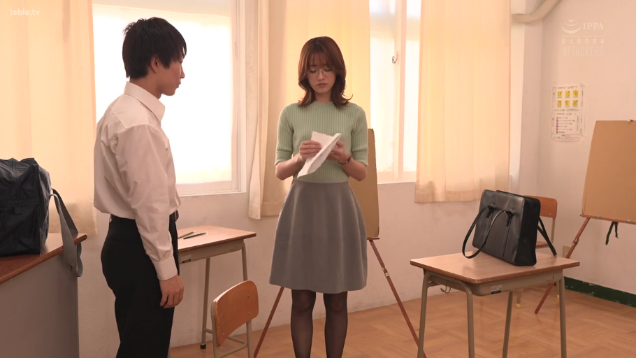 真剣 · 全身 · 教室 · 站立 · ニットセーター · 课桌 · 查看纸条