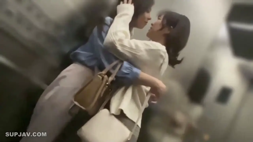 侧面 · 拥抱 · 休闲装 · 亲吻 · 挎包 · 沉醉 · 百合 · 电梯