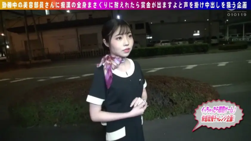 比V手势 · 中景 · 持叉 · 微笑 · 水果挞 · 厨房 · 浴袍 · 居家休闲