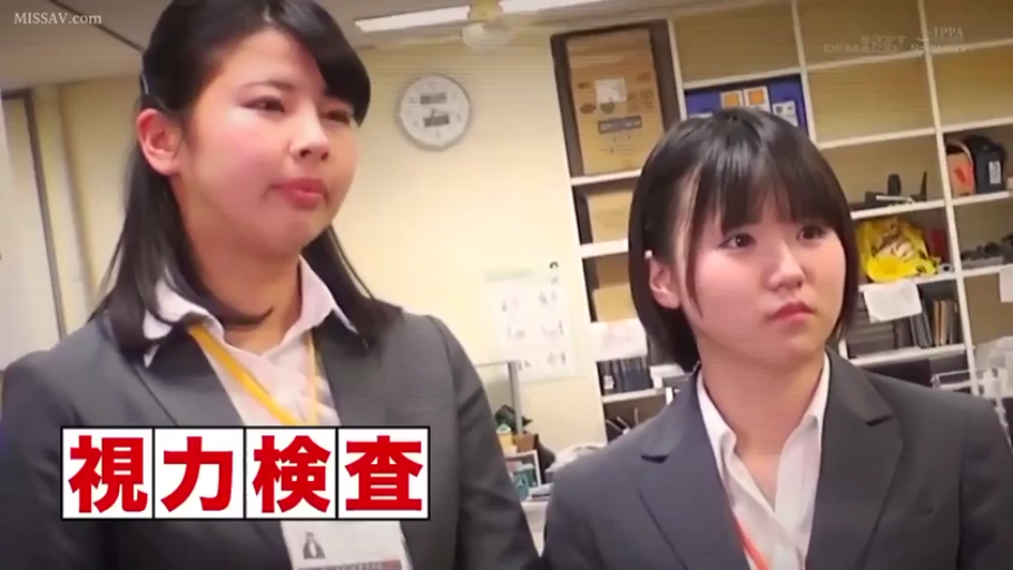 严肃 · 办公室 · 站立 · 字幕 · 中景 · 职业装 · 凝视 · 工牌