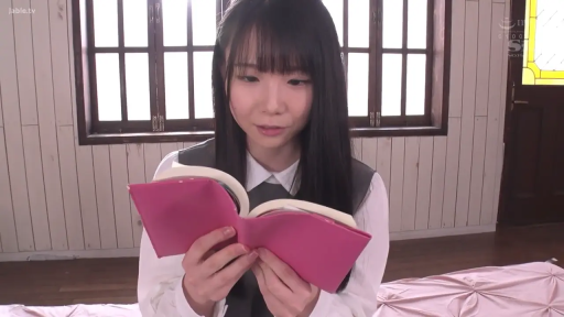 坐姿 · 校服 · 专注 · 房间 · 上半身 · 学生 · 书本 · 看书