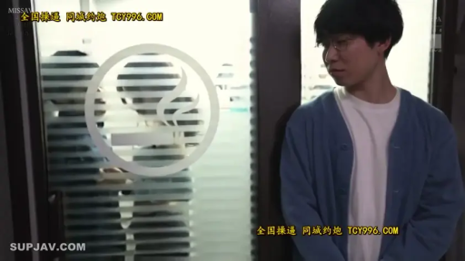 Serious · Stand · Medium shot · Corridor · Glass door · Peeping · 蓝色开衫 · 监控画面