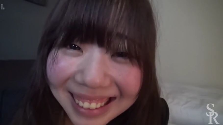 脸部特写 · 卧室 · 深色上衣