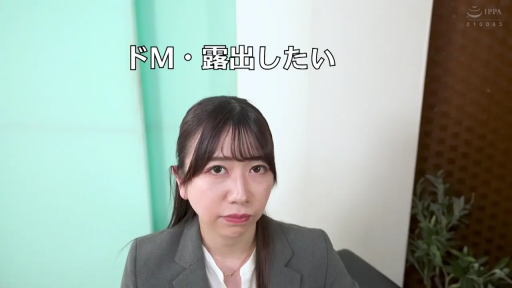 座り姿勢 · 灰色西装 · 顔のクローズアップ · 凝重 · 倾听 · 日文字幕 · 室内办公环境