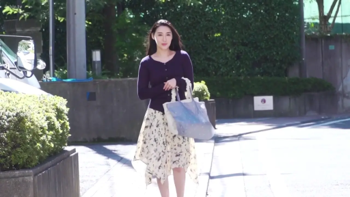 站立 · ハンドバッグ · 自然光 · 户外街道 · 紫色开衫 · 全身写真 · 端庄微笑 · 提包行走