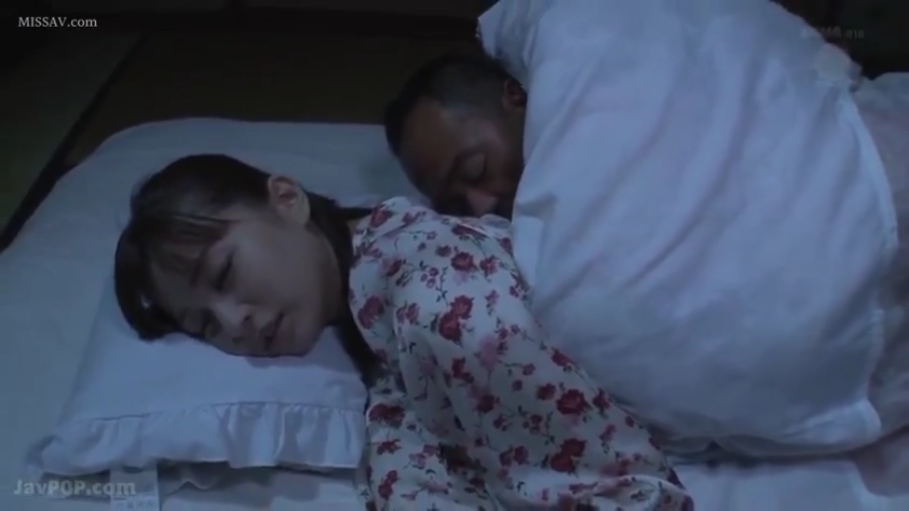 寝室 · 中景 · 侧卧 · 碎花睡衣 · 夜袭