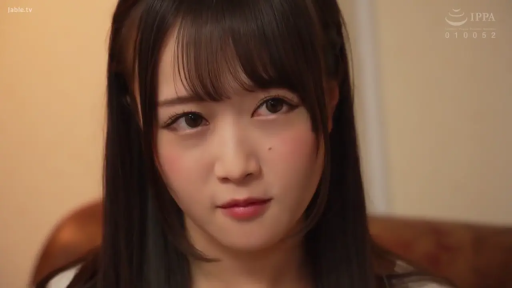 室内 · 坐姿 · 脸部 · 平静 · 便服 · 凝视 · 长发