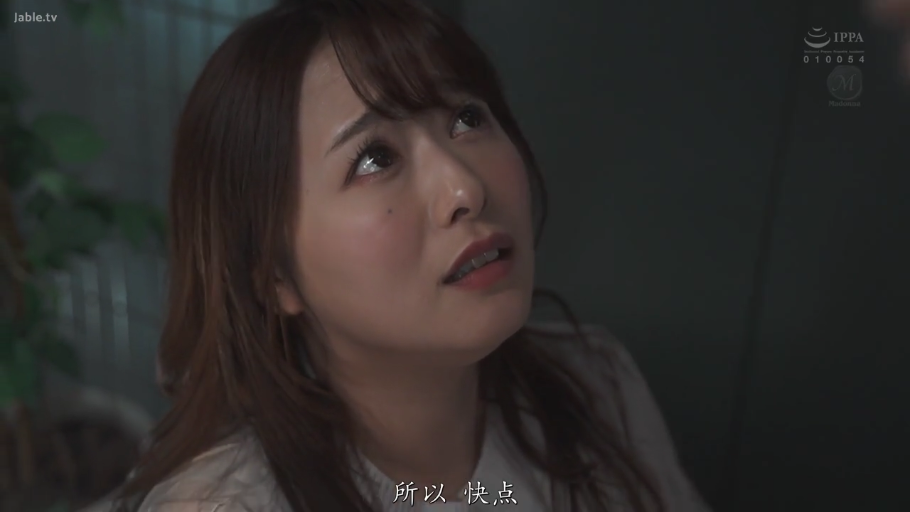 室内 · 脸部特写 · 仰视 · 浅色上衣