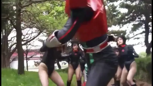 专注 · 中景 · 森林 · 盔甲 · 特摄题材 · 打斗 · 格斗姿势 · 高叉紧身衣