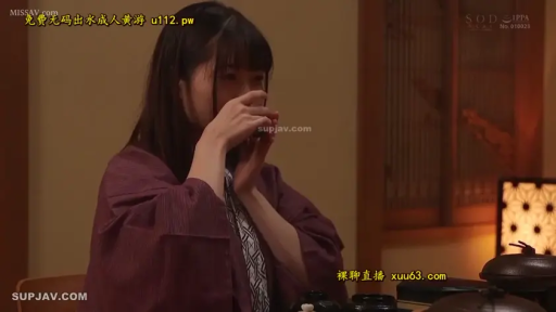 坐姿 · 和室 · 中景 · 平静 · 昏暗灯光 · 茶杯 · 紫色和服 · 饮茶