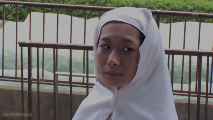 严肃 · 角色扮演 · 站立 · 面部特写 · 户外 · 栏杆 · 修女服 · 张望