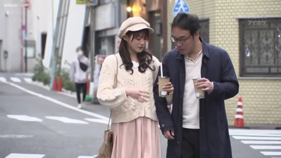 中景 · 自然 · 户外街道 · 粉色长裙 · 珍珠奶茶 · 拿奶茶 · 街头约会 · 并行走动