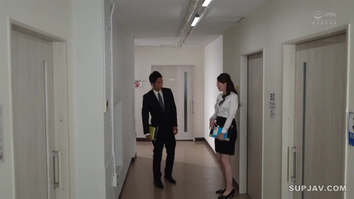 交谈 · 严肃 · 全景 · 走廊 · 文件夹 · 套裙 · 职场 · 对立站立