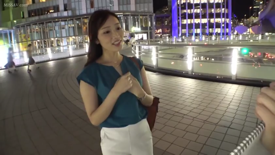 站立 · 微笑 · 半身 · 单肩包 · 素人风 · 职场休闲装 · 街头搭讪 · 户外天桥