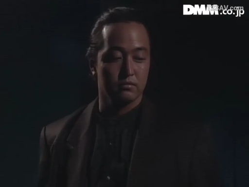 严肃 · 站立 · 面部特写 · 西装 · 男性 · 低头看 · 暗色背景