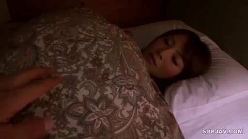 卧室 · 平静 · 枕头 · 第一人称视角 · 面部特写 · 侧卧 · 睡眠 · 花纹被子