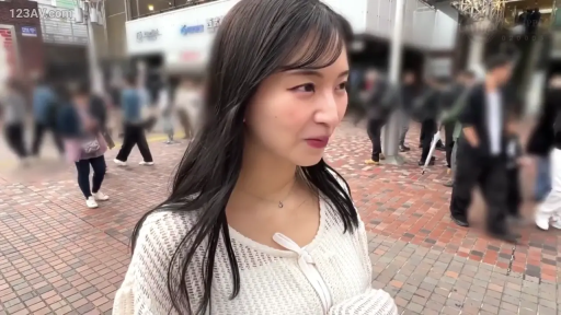 站姿 · 微笑 · 半身 · 项链 · 街道 · 行走 · 户外 · 白色针织衫