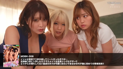 室内 · 俯身 · 专注 · 第一人称视角 · 休闲装 · 注视 · 上身特写