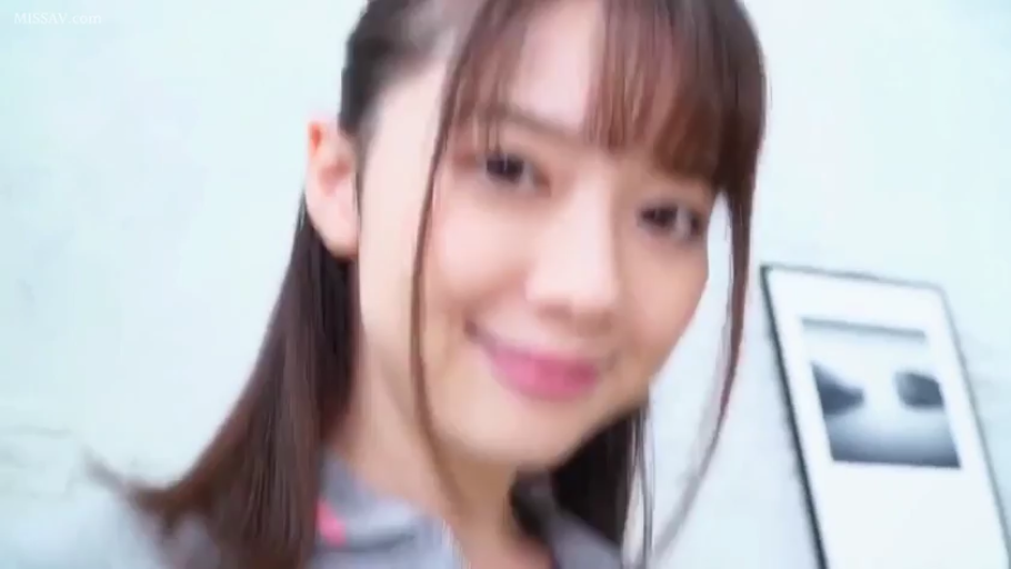坐姿 · 客厅 · 露点 · 黑色皮沙发 · 甜美微笑 · 紫色蕾丝内衣套装 · 对着镜头摆姿势 · 胸部正面