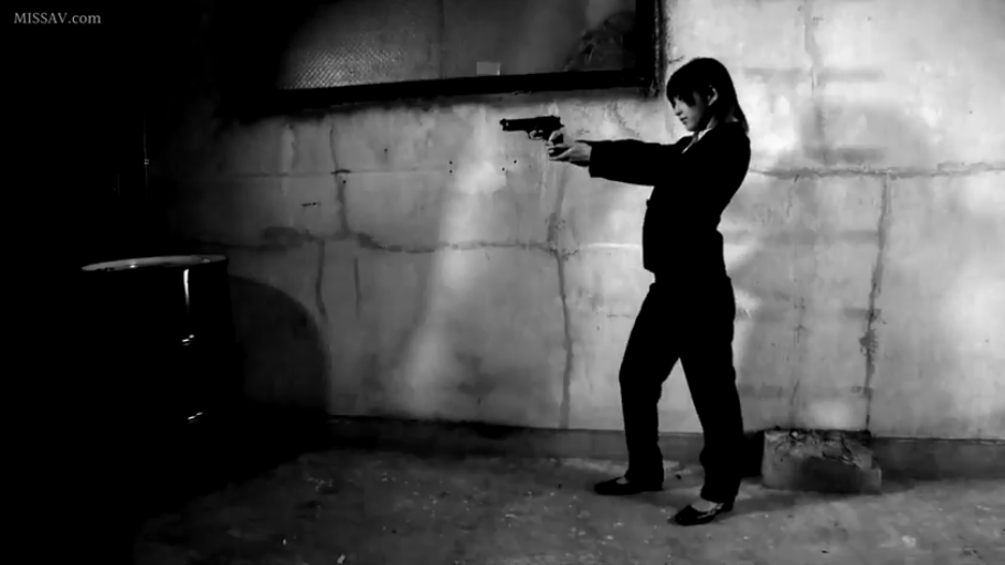 全身 · 站姿 · スーツ · 冷酷 · 持枪 · 拳銃 · 白黒 · 废弃建筑