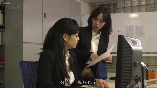 俯身 · 专注 · 办公室 · 中景 · 电脑 · 职场诱惑 · OL西装 · 审阅