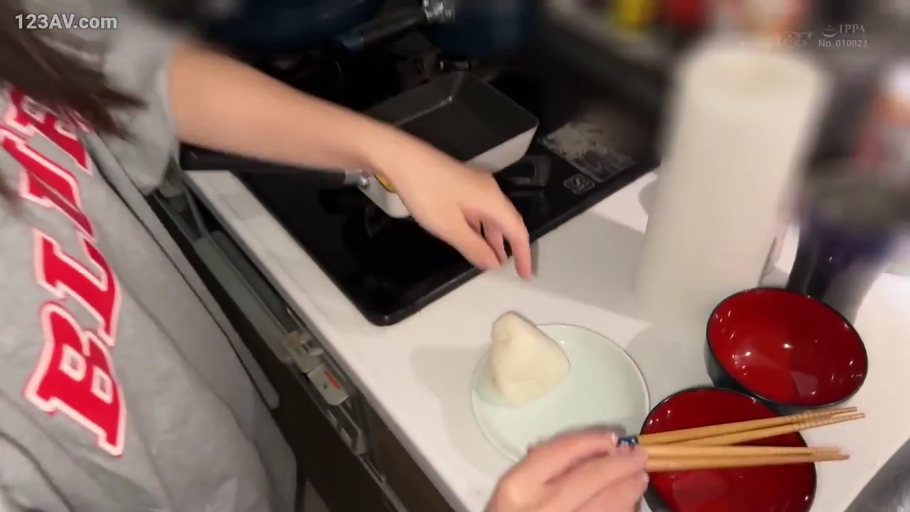 Stand · Half-body · 居家 · Gaze · Kitchen · Gray T-shirt · 烹饪 · 平底锅