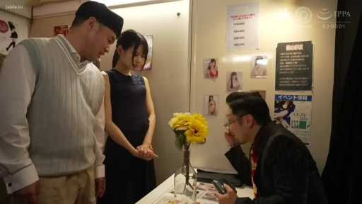 站立 · 剧情 · 委屈 · 前台 · 中景 · 连衣裙 · 鲜花 · 职场设定