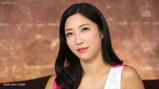 面部特写 · 注视镜头 · 室内背景 · 正面端坐 · 黑长直发型 · 恬静微笑 · 粉色白边连衣裙