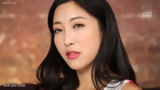 室内 · 成人内容 · 特写 · 诱惑 · 注视镜头 · 白色吊带 · 静态