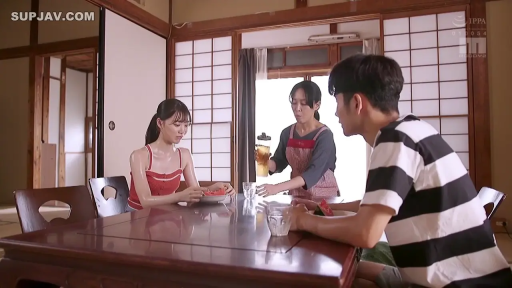 坐姿 · 自然 · 居家 · 日式和室 · 红色吊带 · 西瓜 · 吃西瓜