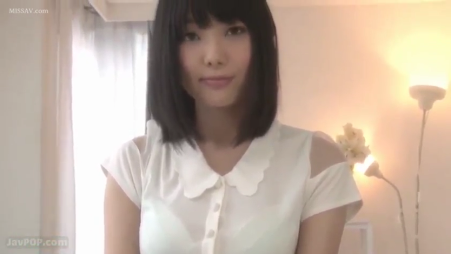 微笑 · 落地灯 · 注视镜头 · 室内房间 · 黑发 · 白色短袖衬衫 · 正面端坐 · 面部中景