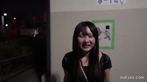 站立 · 半身 · 微笑 · 腼腆 · 街头采访 · 黑色蕾丝上衣 · 夜晚户外 · 斜挎包