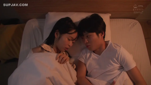 枕头 · 近景 · 白いTシャツ · 情侣 · 寝室ベッド · 温情 · 并排躺卧 · 亲密依偎