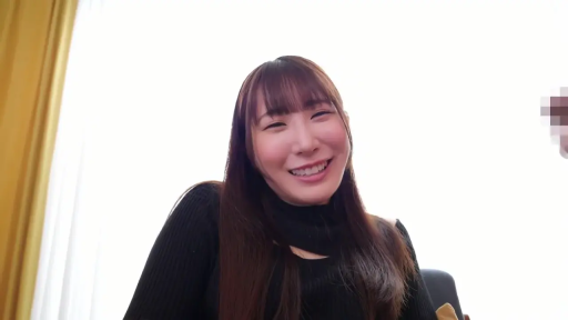 Indoor · 面部特写 · Happy · Overlook · 大笑 · Low angle · 黑色高领毛衣