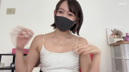 室内 · 坐姿 · 微笑 · 面对镜头 · 半身 · 短发 · 白色吊带 · 口罩