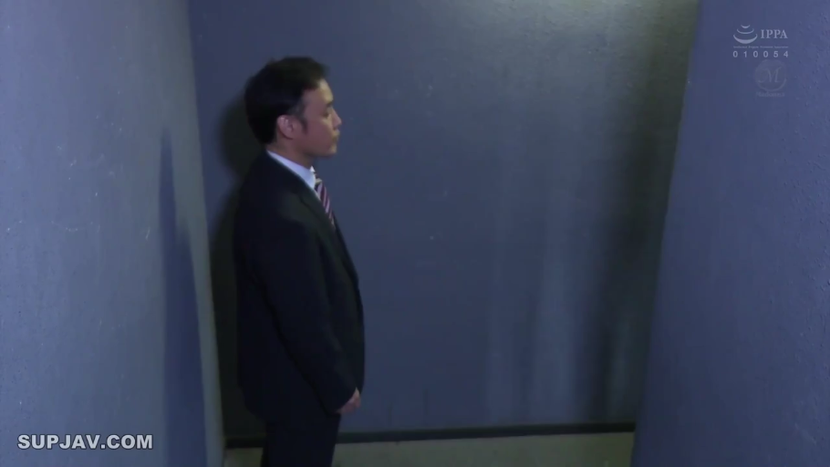 严肃 · 站立 · 走廊 · 侧面中景 · 黑色西装 · 单人男性 · 站立注视