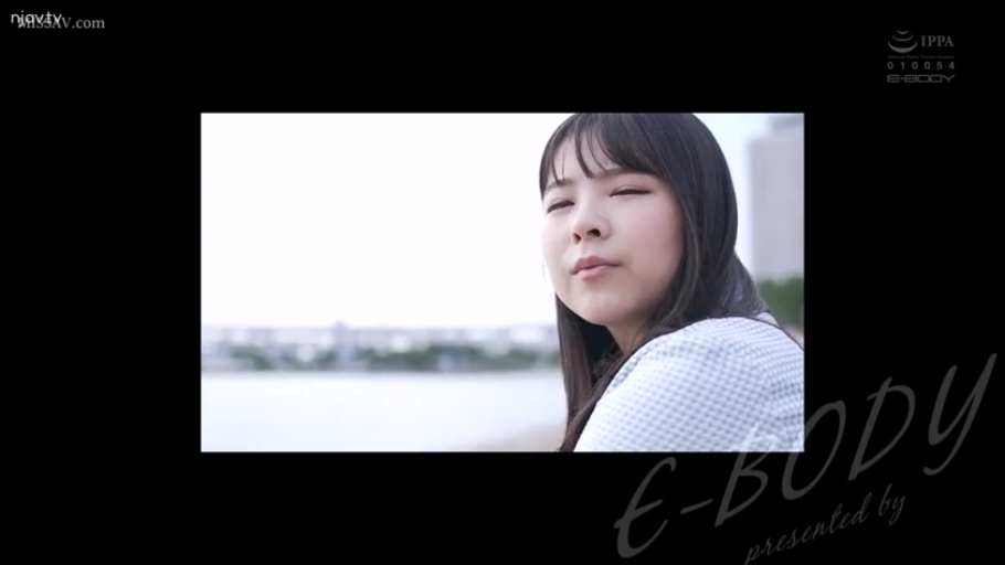 格子衬衫 · 平静 · 面部特写 · 注视 · 户外河边 · 日常风格 · 侧坐姿势