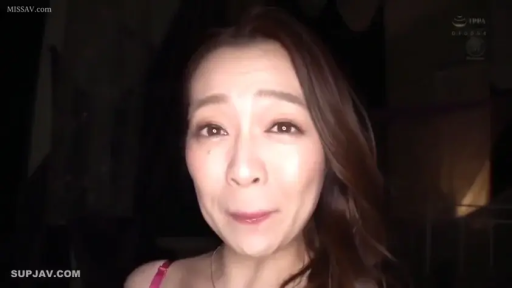 脸部特写 · 微笑 · 内衣 · 注视镜头 · 俯拍 · 昏暗室内 · 自拍视角