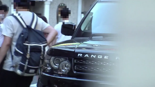 行走 · 街拍 · White T-shirt · Outdoor street · 路过 · 汽车特写 · 路虎越野车