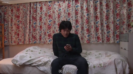 坐姿 · 卧室 · 全景 · 平静 · 居家 · 看手机 · 手机 · 休闲服