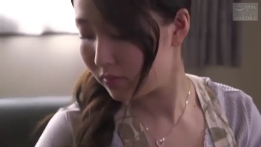 室内 · 頭を下げる · 顔部のクローズアップ · 凝視 · エプロン · 微忧