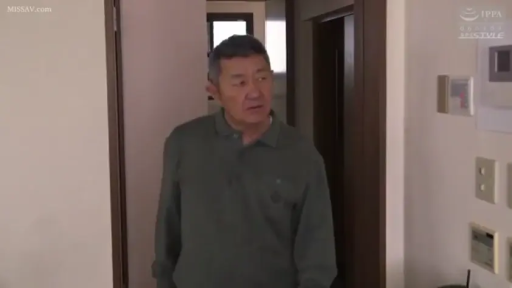 室内 · 站立 · 中景 · 凝重 · 观望 · 大叔 · 深色外套