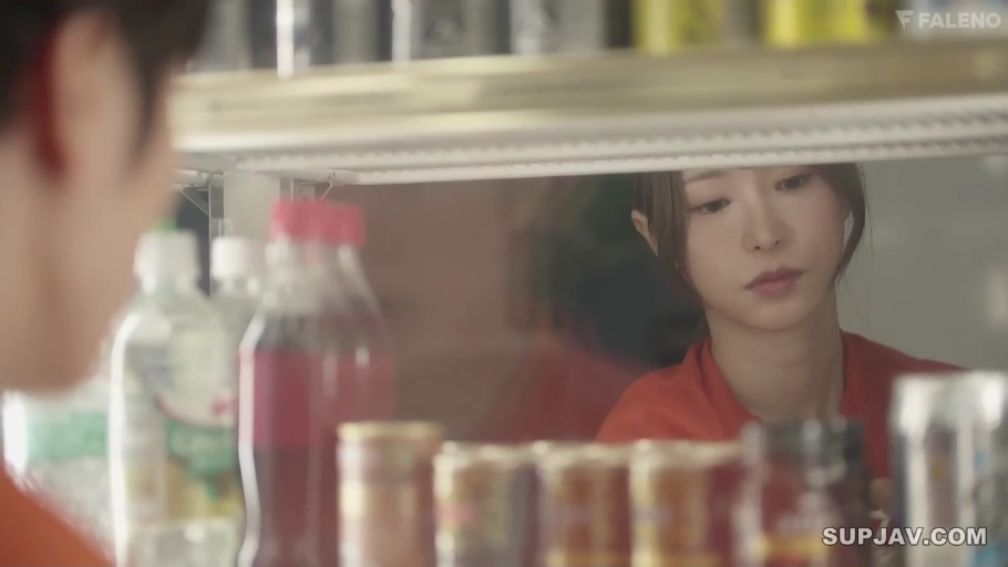 站立 · 面部特寫 · 便利店 · 平淡 · 飲料瓶 · 红色制服 · 整理货架 · 隔着冷柜