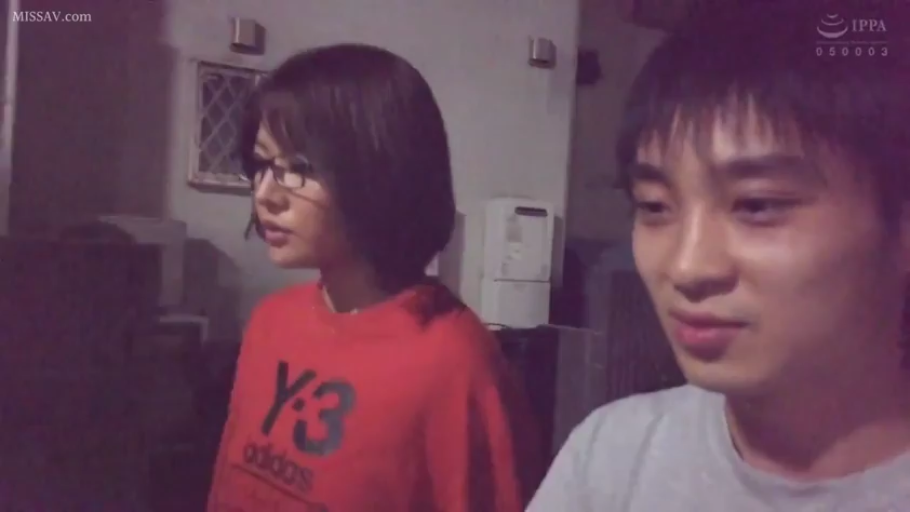 室内 · 眼镜 · 侧身 · 中景 · 交流 · 短发 · T恤 · 平常