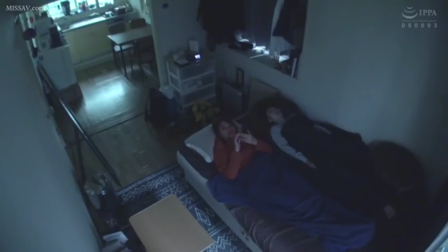 卧室 · 平静 · 远景 · 被褥 · 居家服 · 监控视角 · 躺卧 · 睡眠