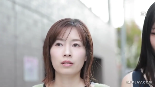 面部 · Standing Posture · 平静 · Casual wear · 行走 · 近景 · Outdoor