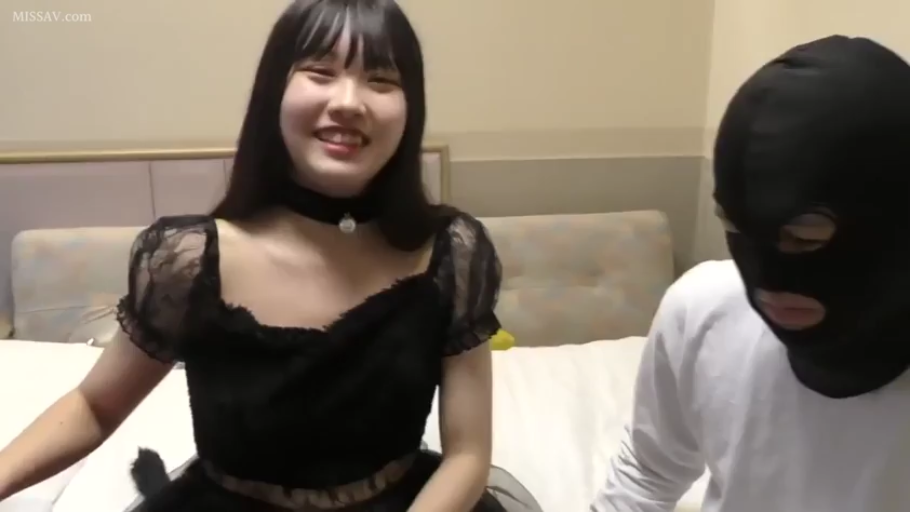 坐姿 · 卧室 · 微笑 · 面对镜头 · 黑色连衣裙 · 黑色头套 · 半身照 · MISSAV水印